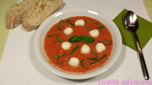 Tomatensuppe mit Morzzarella